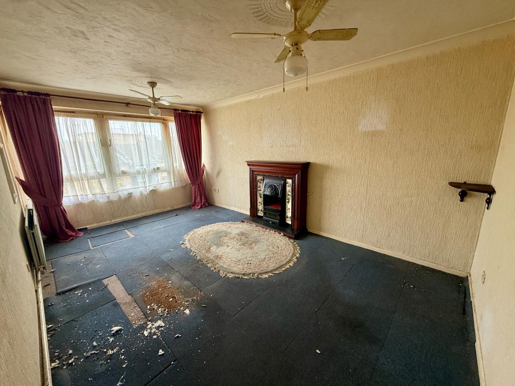Lot: 15 - VACANT FLAT FOR IMPROVEMENT - Living room